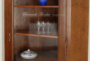 Vetrina angolare di grandi dimensioni realizzata in legno massiccio di noce stile classico